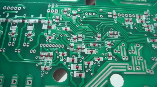 Keo đỏ SMT là gì? Công dụng, đặc điểm và cách sử dụng hiệu quả trong sản xuất điện tử